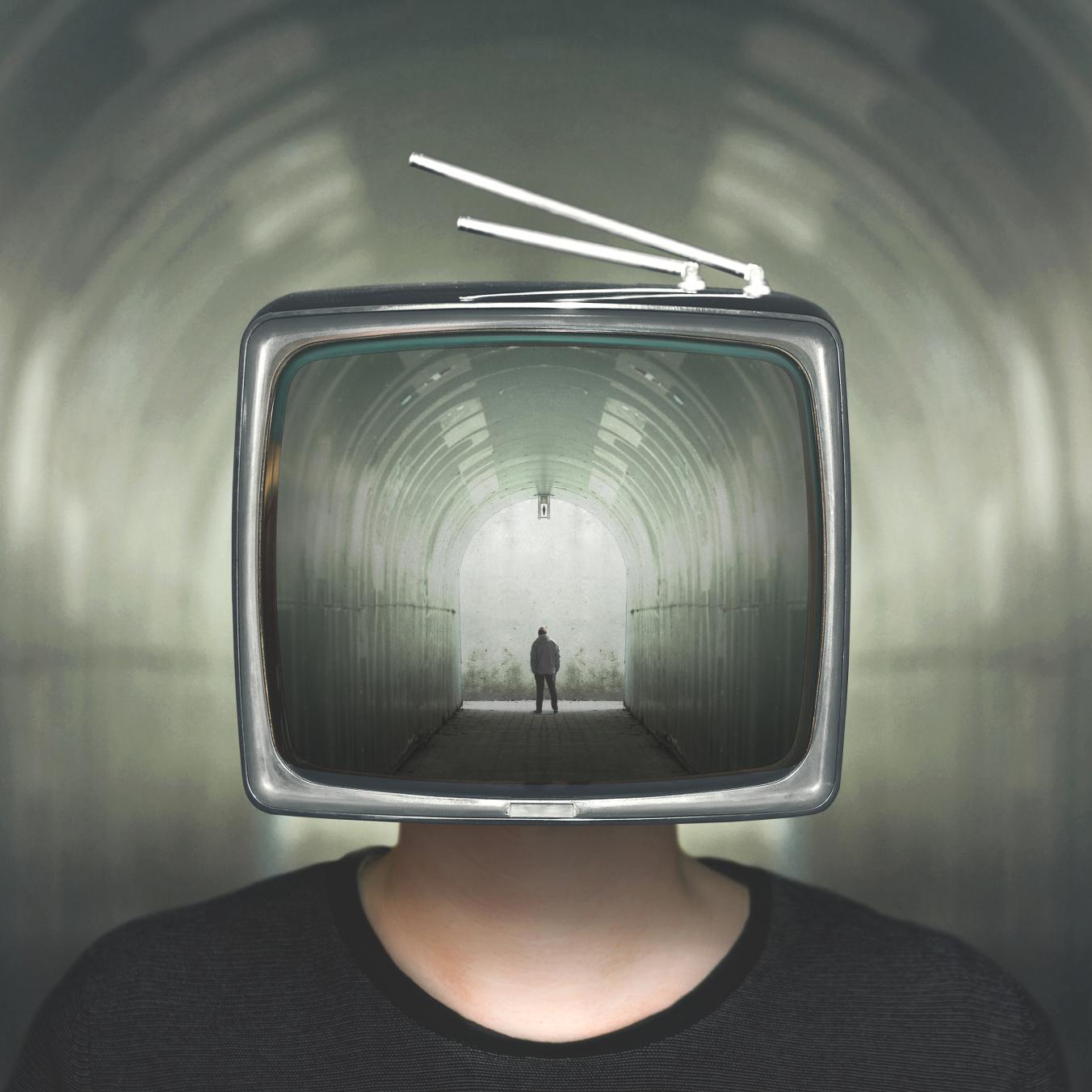 Телевизор читает видео. Голова телевизор. Человек телевизор. Телевидение и человек. Человек с головой телевизора.